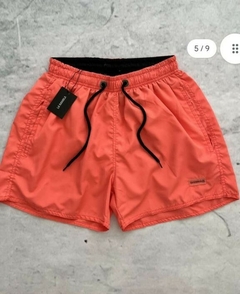 SHORT DE BAÑO LISO CON BOLSILLOS CORAL