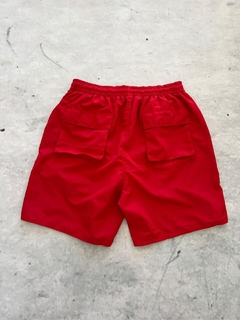 SHORT DE BAÑO LISO CON BOLSILLOS CARGO ROJO - comprar online