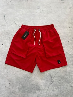 SHORT DE BAÑO LISO CON BOLSILLOS CARGO ROJO