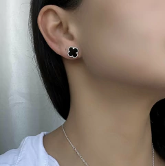 brinco trevo ônix em prata 925 - comprar online