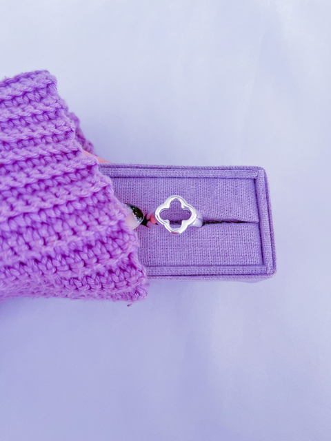 Anel inspiração trevo vazado e regulável