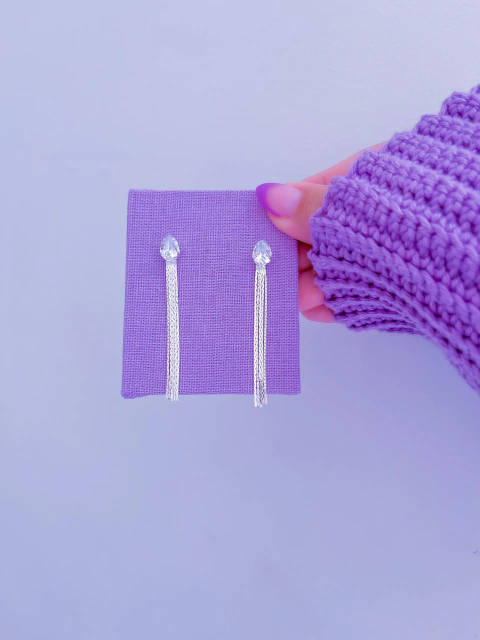 Brinco franja com gota em zircônia banhado à prata 925