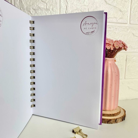 Caderno em branco com logo ou inicial
