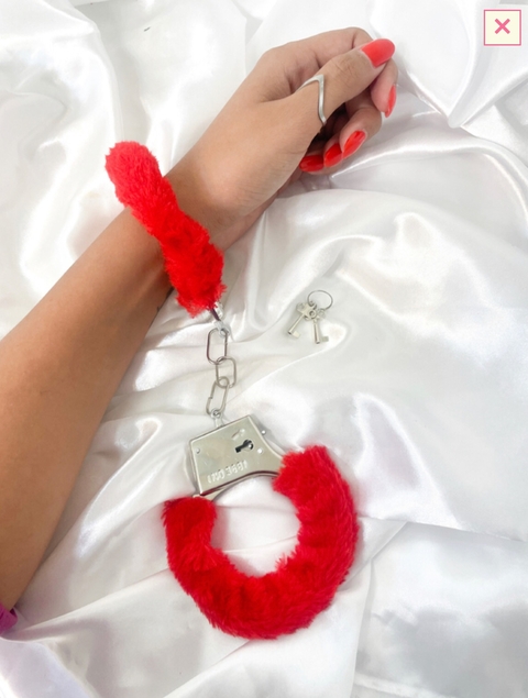 Algema de metal com pelucia