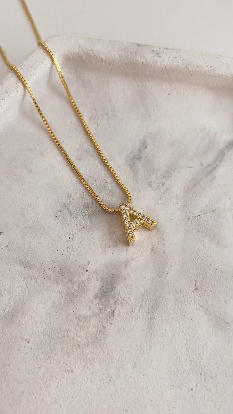 Colar com Inicial Cravejada