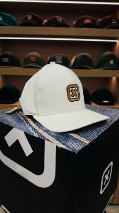 BONÉ TXC HIGH STRAP LOGO BORDADA REGULA FIVELA #411 OFFWHITE - SELARIA GUIMARÃES