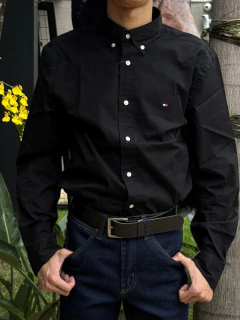 CAMISA MASCULINA TOMMY HILFIGER MANGA LONGA LISA PRETA - loja online