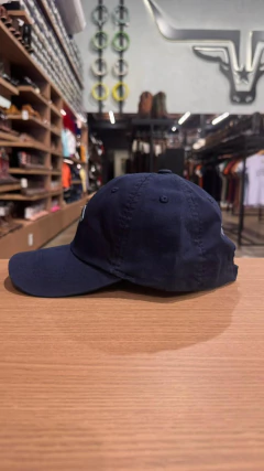 BONÉ THANKFIELD MARINHO E AZUL COM LOGO FRONTAL - SELARIA GUIMARÃES