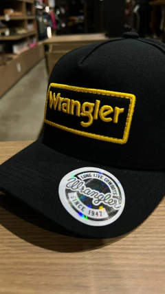 BONÉ WRANGLER PRETO LOGO BORDADA AMARELO ESTABLISHED 1947 - SELARIA GUIMARÃES