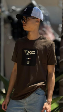 CAMISETA TXC MASCULINA REGULAR FIT EXTRA ESTAMPADA MARROM - comprar online