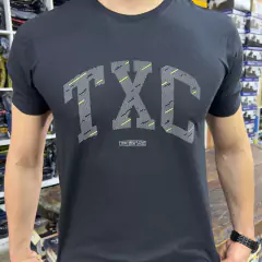 CAMISA TXC MASCULINA PRETO REGULAR CUSTOM ESTAMPADA DETALHE - SELARIA GUIMARÃES