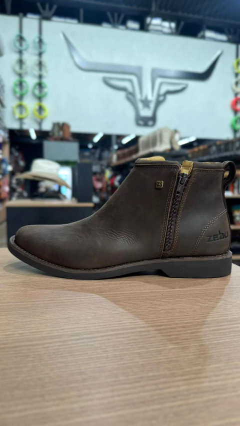 BOTINA ZEBÚ EM COURO PAUMILHA EM GEL ZÍPER FÁCIL DE CALÇAR