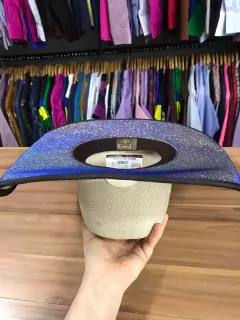 Chapéu Soberano Aba Mágica Dourado Rosa Azul Aba 13 Mundial - SELARIA GUIMARÃES