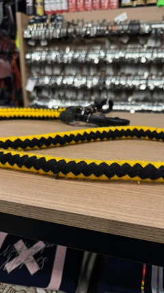 RÉDEA LÃ TRANÇADA AMARELO PRETO INOX SELARIA GUIMARÃES na internet