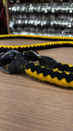 RÉDEA LÃ TRANÇADA AMARELO PRETO INOX SELARIA GUIMARÃES - SELARIA GUIMARÃES