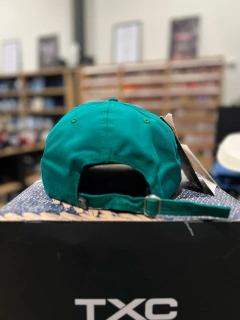 BONÉ TXC CUSTOM VERDE BORDADO LOGO FRONTAL BRANCO - loja online