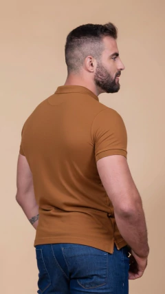 CAMISA GOLA POLO TXC MASCULINA REGULAR LOGO BORDADA CARAMELO - comprar online