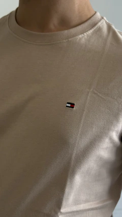 CAMISA MASCULINA MALHA TOMMY HILFIGER BEGE - comprar online