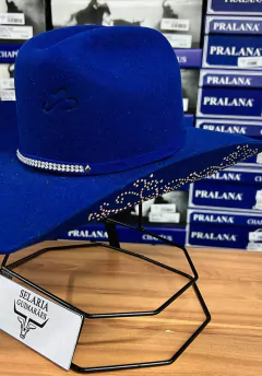CHAPÉU PRALANA ARIZONA STRASS 2 AZUL ROYAL ABA 10 COM CAIXA - SELARIA GUIMARÃES