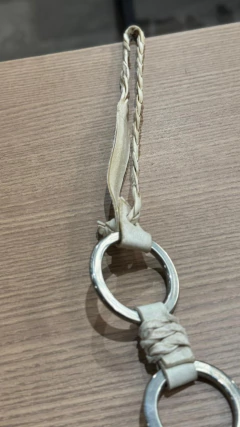 CHICOTE COURO CRU 2 PERNAS 3 ARGOLAS INOX SELARIA GUIMARÃES na internet