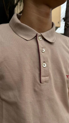 CAMISA GOLA POLO TXC MASCULINA SLIM COR BEGE - LOGO BORDADA - SELARIA GUIMARÃES