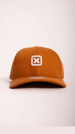 BONÉ TXC CUSTOM CARAMELO BORDADO LOGO FRONTAL BRANCO - SELARIA GUIMARÃES