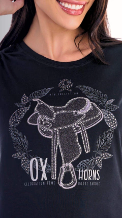 T-SHIRT OX HORNS FEMININA ESTAMPADA COM STRASS PRETA na internet