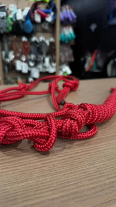 CABRESTO DE CAVALO 7 NÓS DE CORDA VERMELHO SELARIA GUIMARÃES na internet