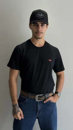 CAMISETA THANKFIELD MASCULINA PRETA BASICA COM LOGO BORDADA