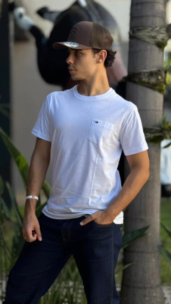 CAMISA MASCULINA MALHA TOMMY HILFIGER COM BOLSO BRANCA na internet