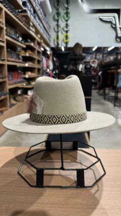 CHAPEU PRALANA TARÔ ABA RETA 7,5 MARFIM COM CAIXA - SELARIA GUIMARÃES