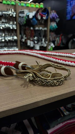 RÉDEA LÃ TRANÇADA BRANCO VERMELHO COURO CRU SELARIA GUIMARÃES - comprar online