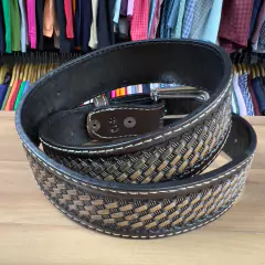 CINTO ARIAT CAFÉ DETALHES BRANCO COURO LEGÍTIMO REBAIXADO - loja online