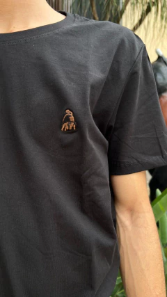 T-SHIRT PERMANENTE MASCULINA TASSA BÁSICA PRETA - loja online
