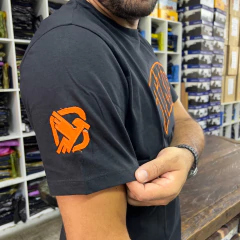 CAMISA THANKFIELD MASCULINA PRETA BORDADA TKF BORDA LARANJA - SELARIA GUIMARÃES