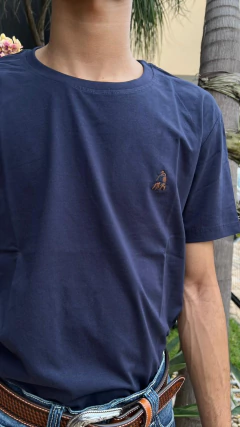 T-SHIRT PERMANENTE MASCULINA TASSA BÁSICA MARINHO - SELARIA GUIMARÃES