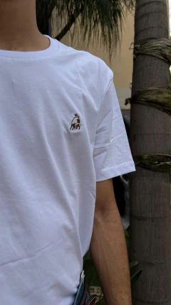 T-SHIRT PERMANENTE MASCULINA TASSA BÁSICA BRANCA - SELARIA GUIMARÃES