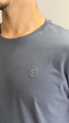 CAMISETA MALHA TXC MASCULINA FIO 30 LOGO BORDADA GRAFITE - SELARIA GUIMARÃES - MAIOR LOJA COUNTRY DE MINAS GERAIS, ENTRE AS MAIORES DO MUNDO!