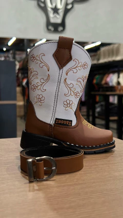 TEXANA INFANTIL ZBOOTS BORDADA / FORRADA / SOLA MACIA ANTIDERRAPANTE CONHAQUE
