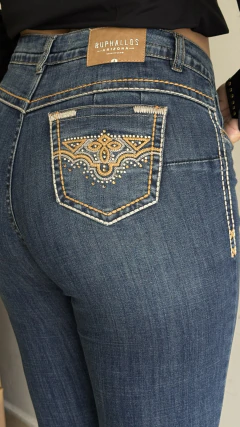 CALÇA JEANS FEMININA BUPHALLOS FLARE ARIZONA BORDADO STRASS - SELARIA GUIMARÃES - MAIOR LOJA COUNTRY DE MINAS GERAIS, ENTRE AS MAIORES DO MUNDO!