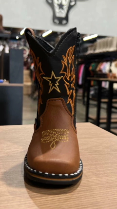 TEXANA INFANTIL ZBOOTS BORDADA / FORRADA / SOLA MACIA ANTIDERRAPANTE CONHAQUE PRETO - comprar online