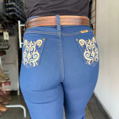 CALÇA ESTRIBO COUNTRY AZUL FLARE FEMININA BOLSO BORDADO - comprar online