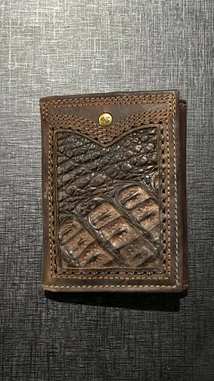 CARTEIRA GOYAZES COURO DALLAS CAFE BARRIGA JACARE C-2334 - SELARIA GUIMARÃES