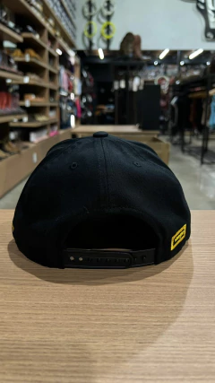 BONÉ WRANGLER PRETO LOGO BORDADA AMARELO ESTABLISHED 1947