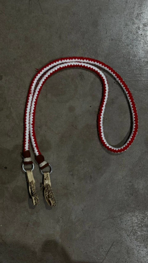 RÉDEA LÃ TRANÇADA BRANCO VERMELHO COURO CRU SELARIA GUIMARÃES