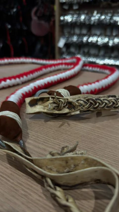 RÉDEA LÃ TRANÇADA BRANCO VERMELHO COURO CRU SELARIA GUIMARÃES - loja online