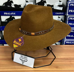 CHAPÉU MUNDIAL SOCIAL BANDA COURO TRABALHADA ABA 10 UNISSEX - comprar online