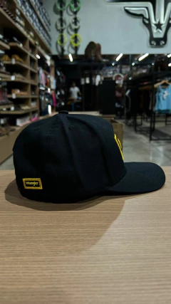 BONÉ WRANGLER PRETO LOGO BORDADA AMARELO ESTABLISHED 1947 - loja online
