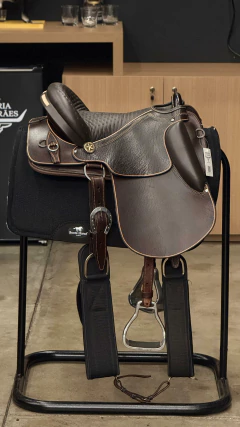 SELA DE PISTA MARCHADOR COQUELUCHE AUSTRALIANA PREMIUM MARROM - SELARIA GUIMARÃES