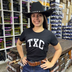 CAMISETA SLIM FEMININA TXC PRETO MEIA MALHA PENTEADA BORDADA - SELARIA GUIMARÃES